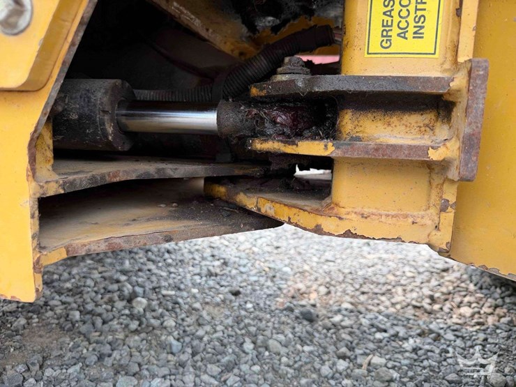 2022-rayco-1800wl-mini-articulated-wheel-loader-image-16
