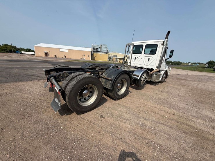 2024-freightliner-semi,-cummins-x15-engine,-420,478-miles,-10-speed,-full-locking-rear-ends,-tri-axl-image-13