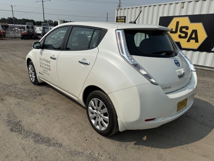 2015-nissan-leaf-electric-sedan-image-6