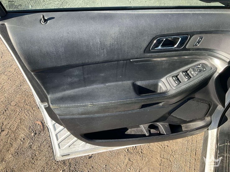 2019-ford-explorer-image-11