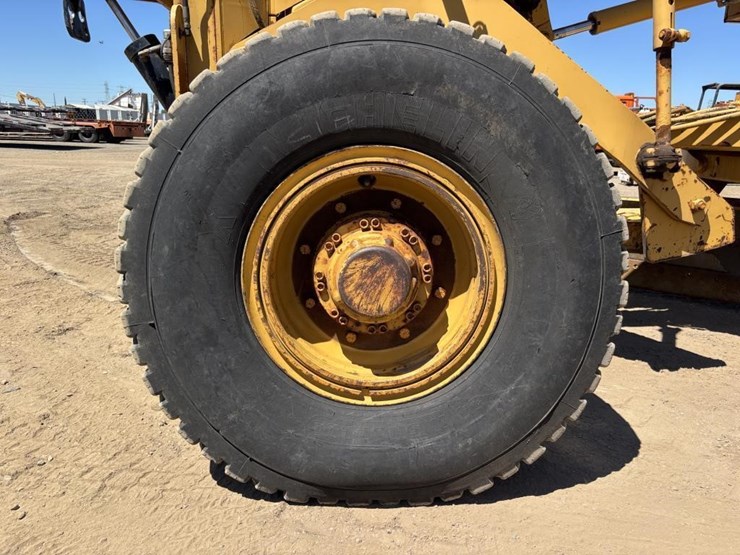 2005-caterpillar-143h-image-31