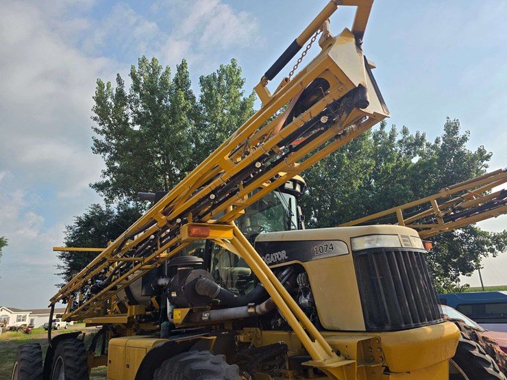 rogator-1074-self-propelled-sprayer,-100'-booms,-currently-winterized,-320/90r50-tires,-rears-with-d-image-10