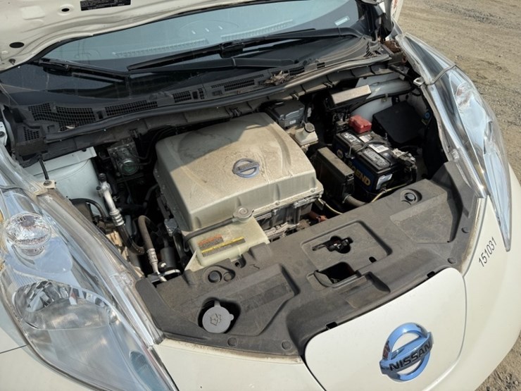 2015-nissan-leaf-electric-sedan-image-20