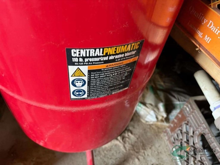 central-pneumatic-10lb-pressure-abrasive-blaster-image-3