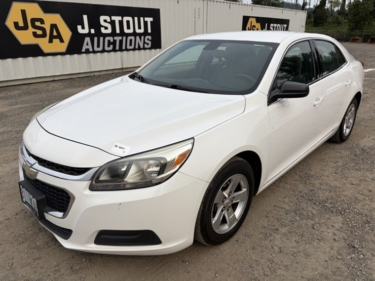2015-chevrolet-malibu-ls-sedan-image-1