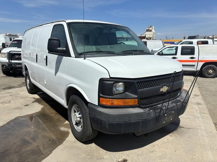 2014-chevrolet-express-3500-image-2