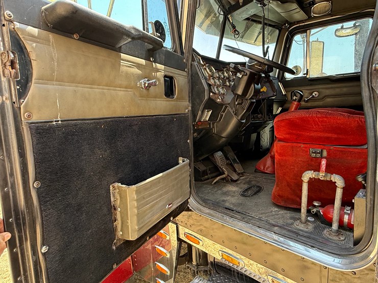 2000-peterbilt-379-image-13