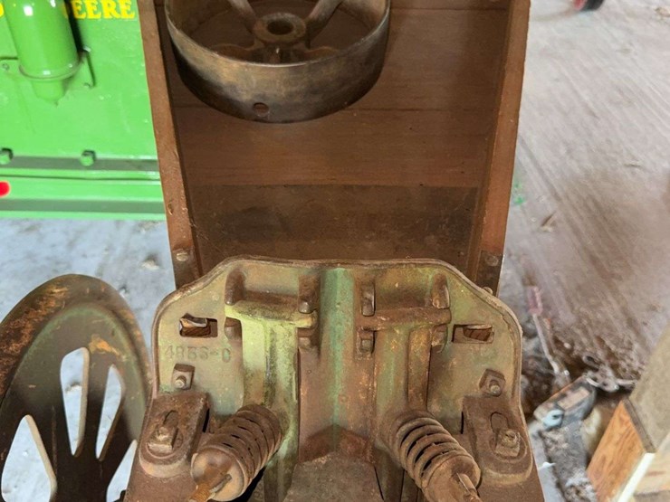 john-deere-no.-2-two-hole-corn-sheller-image-12