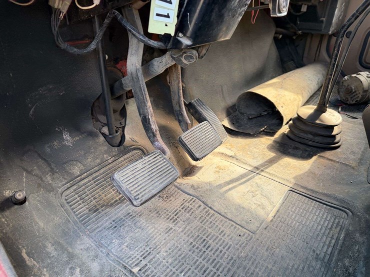 1979-ihc-1700-single-axle-grain-truck,-15’-steel-box-with-622-schwarts-hoist,-steel-floor,-136k-mile-image-15