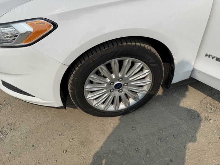 2015-ford-fusion-hybrid-sedan-image-14