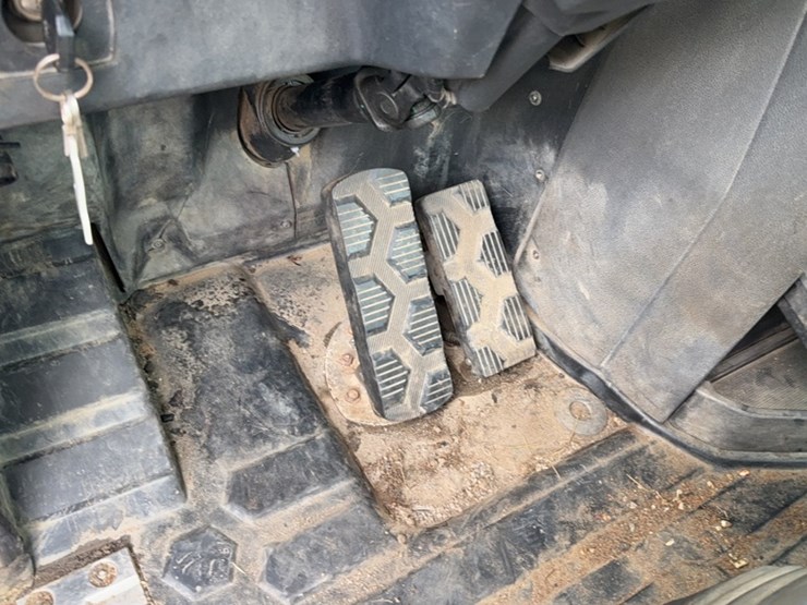 2013-caterpillar-ct660-image-18