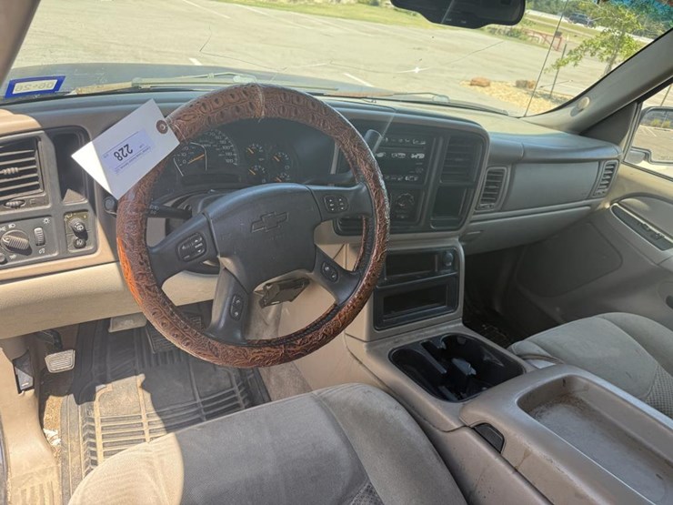 2003-chevrolet-suburban-image-9