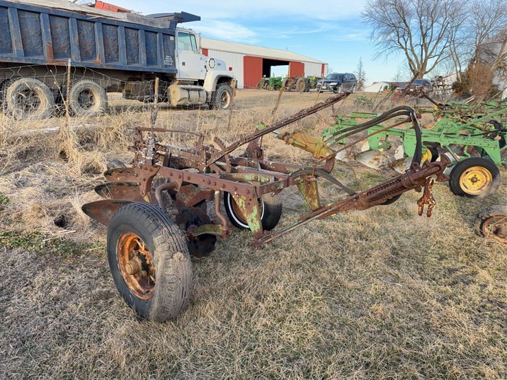 john-deere-pull-type-three-bottom-plow-image-1
