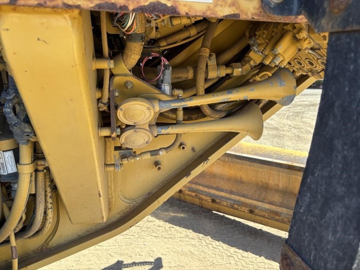 2005-caterpillar-143h-image-77