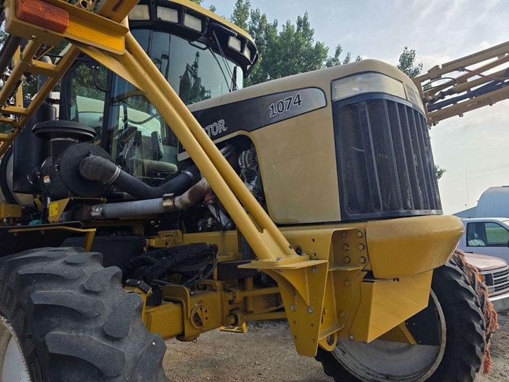 rogator-1074-self-propelled-sprayer,-100'-booms,-currently-winterized,-320/90r50-tires,-rears-with-d-image-72