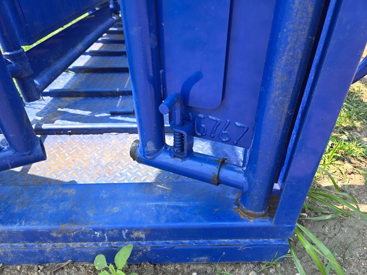 spanier-welding-deluxe-cattle-chute.-per-seller:-this-chute-is-approximately-5-years-old-and-is-in-g-image-40