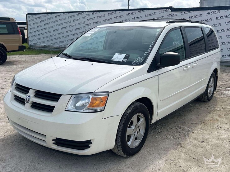 2010-dodge-grand-caravan-image-1