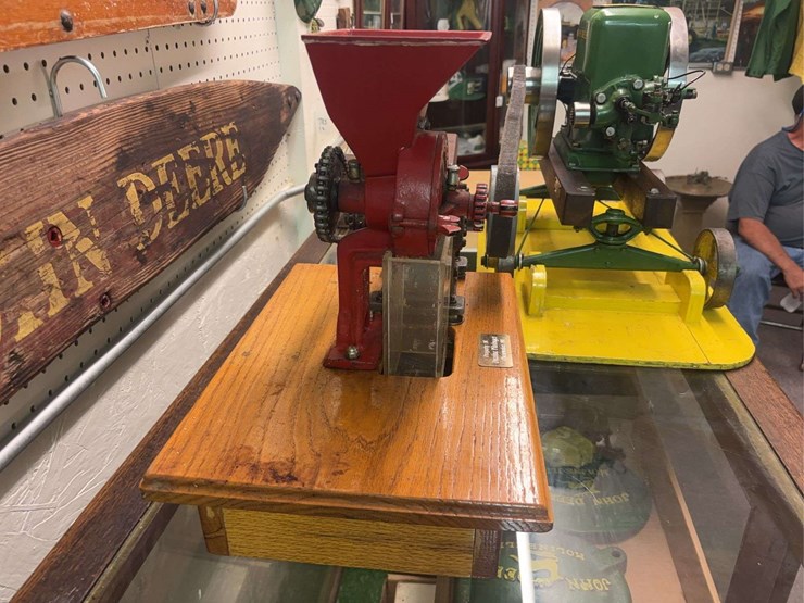 1/2-scale-john-deere-model-e-horse-hit-and-miss-wngine-and-arcade-burr-mill-image-18
