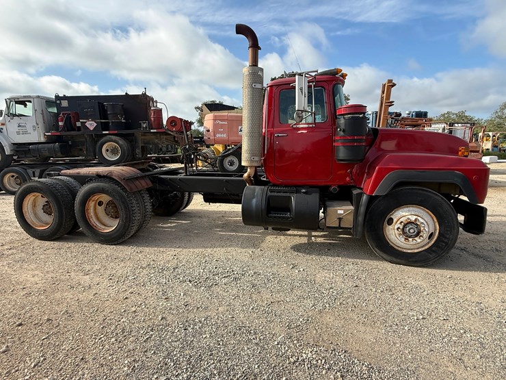 1993-mack-rd690s-image-5