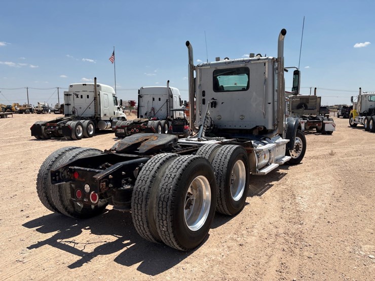 2013-freightliner-coronado-122-sd-image-3
