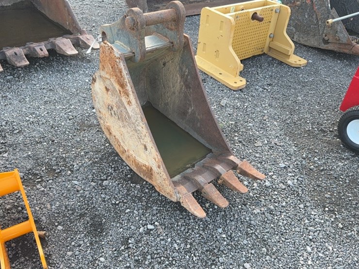#2001-•-tag-16"-excavator-bucket-image-1