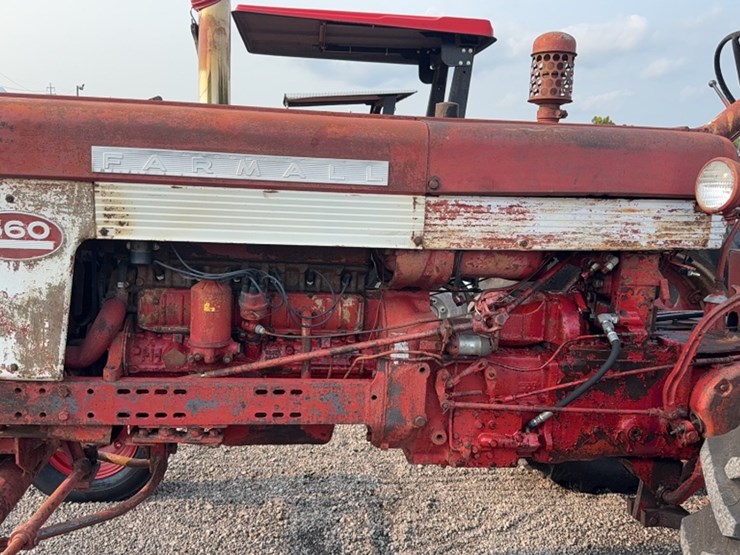 #3047-•-mccormick-farmall-560-tractor-image-13