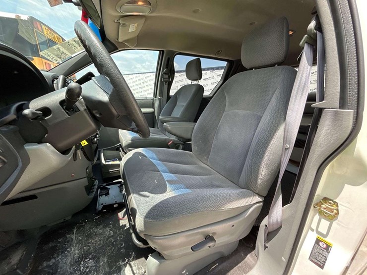 2005-dodge-caravan-image-14