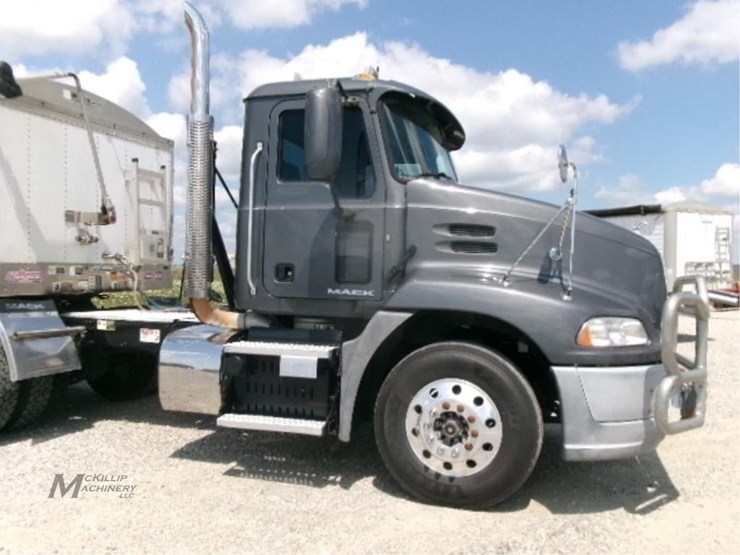 2017-mack-pinnacle-cxu613-image-2