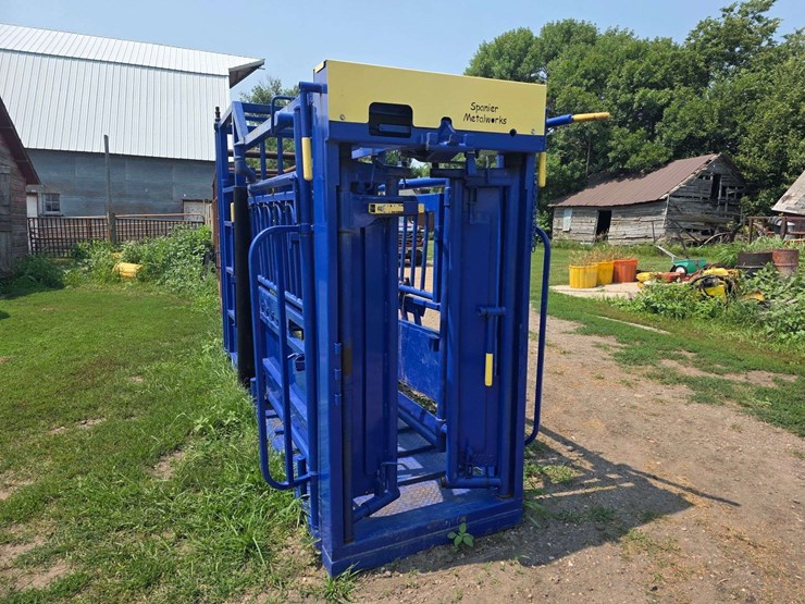 spanier-welding-deluxe-cattle-chute.-per-seller:-this-chute-is-approximately-5-years-old-and-is-in-g-image-5
