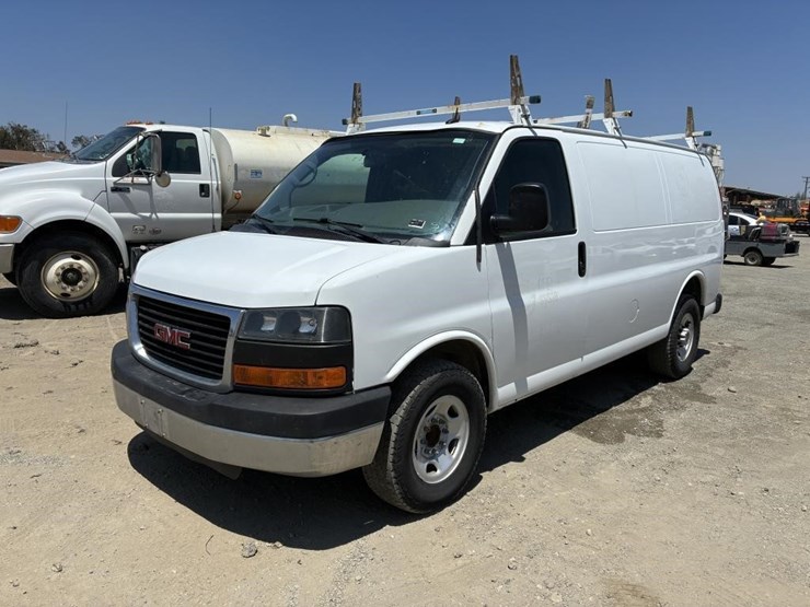 2015-gmc-savana-g2500-image-1
