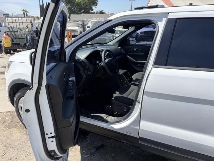 2018-ford-explorer-image-13