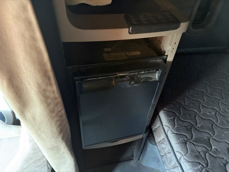 2016-freightliner-cascadia-t/a-sleeper-truck-image-39
