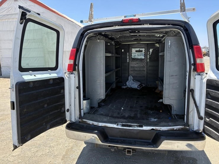 2015-gmc-savana-g2500-image-12