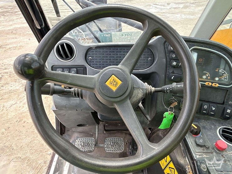 2014-jcb-527-58-image-17