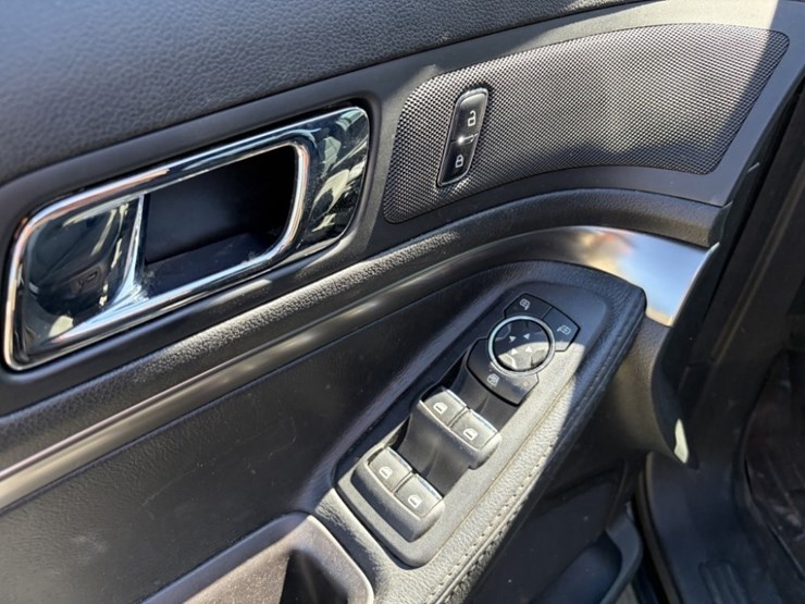 2017-ford-explorer-image-26