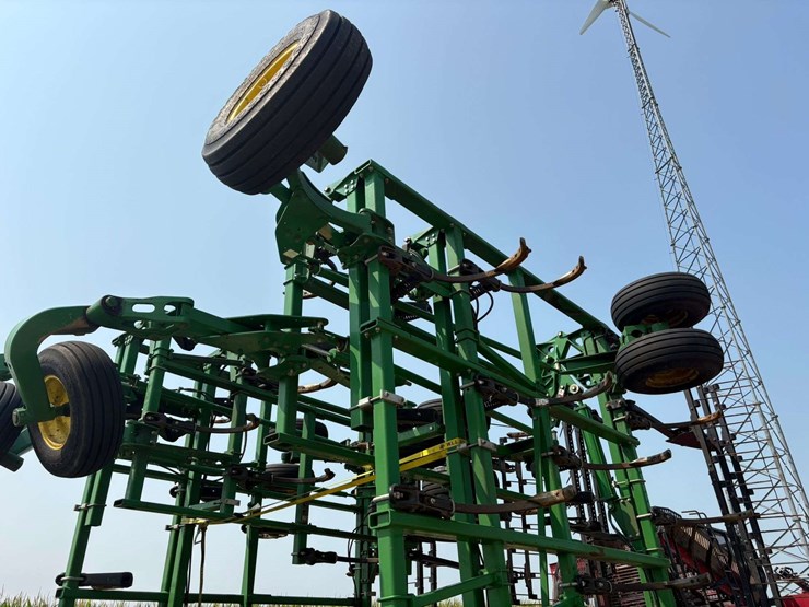 2014-john-deere-2410-image-24