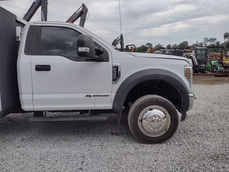 18-ford-f550-image-43
