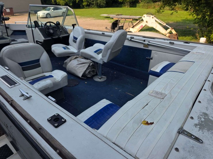 1990-crestliner-phantom-18’-boat-with-120hp-2-stroke-johnson-outboard-motor-and-15hp-johnson-kicker-image-26