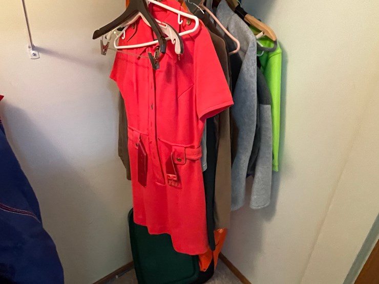 #7306-•-hanging-clothing-image-1