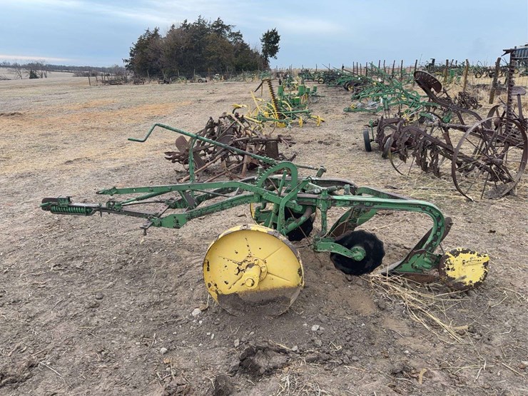 john-deere-pull-type-two-bottom-plow-image-2