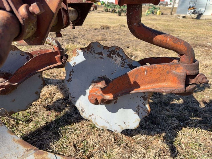 john-deere-three-point-two-bottom-plow-image-9