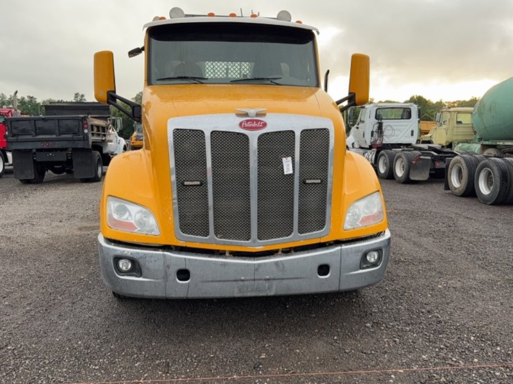 2015-peterbilt-579-image-2