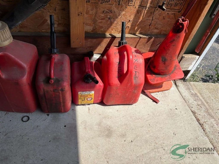 husky-tool-bag-and-gas-cans-image-2