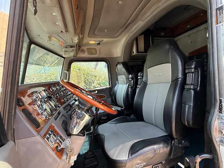 2006-peterbilt-379-image-15