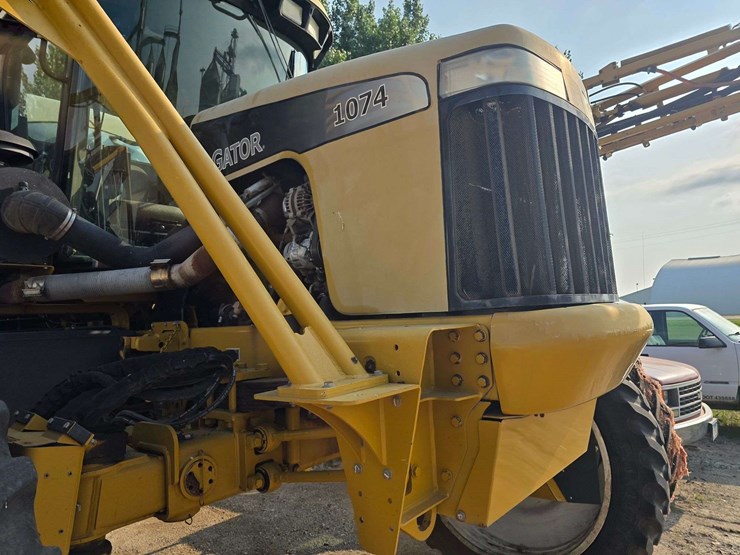rogator-1074-self-propelled-sprayer,-100'-booms,-currently-winterized,-320/90r50-tires,-rears-with-d-image-7