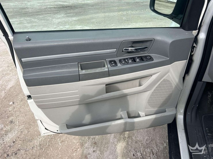 2010-dodge-grand-caravan-image-11