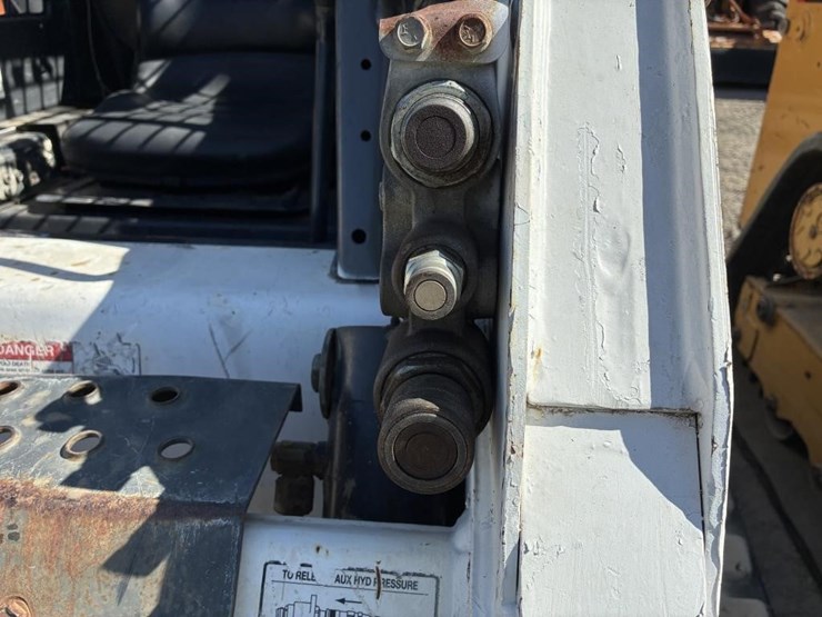 2011-bobcat-t190-image-23