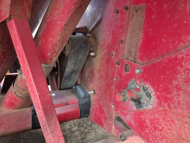 new-holland-352-image-30