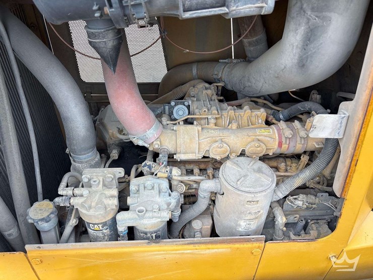 2015-caterpillar-d6k2-lgp-image-19