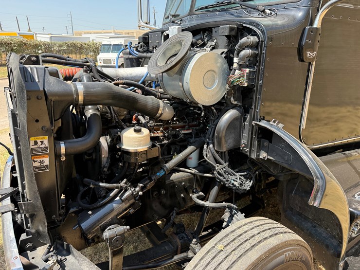 2007-peterbilt-335-image-38